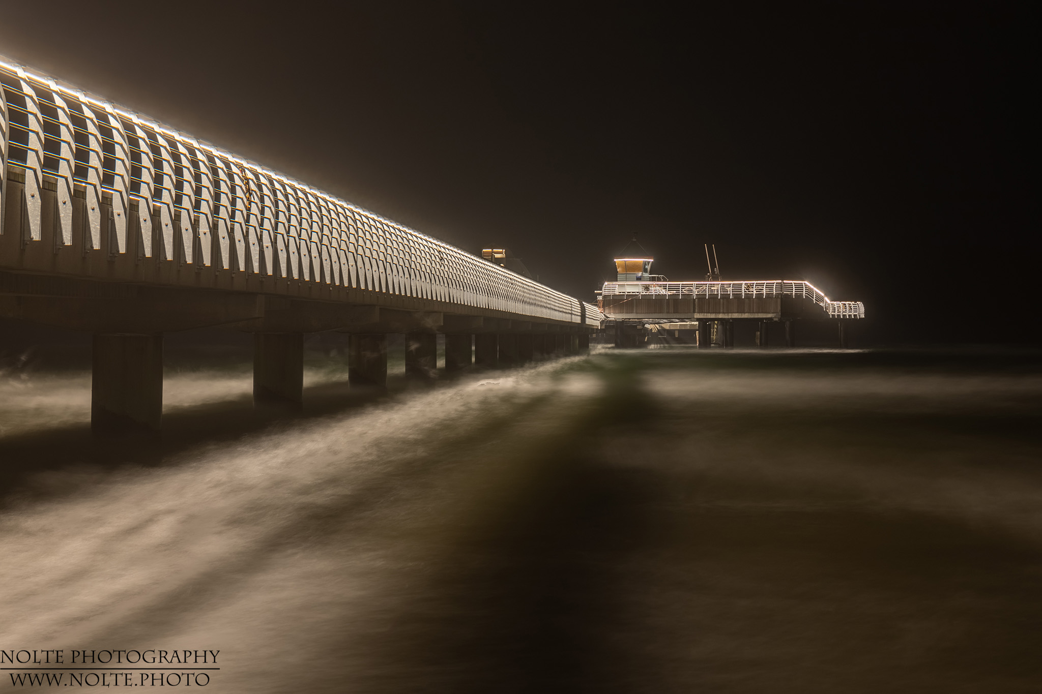 Die neu gestaltete Seebrücke Grömitz in der Nacht